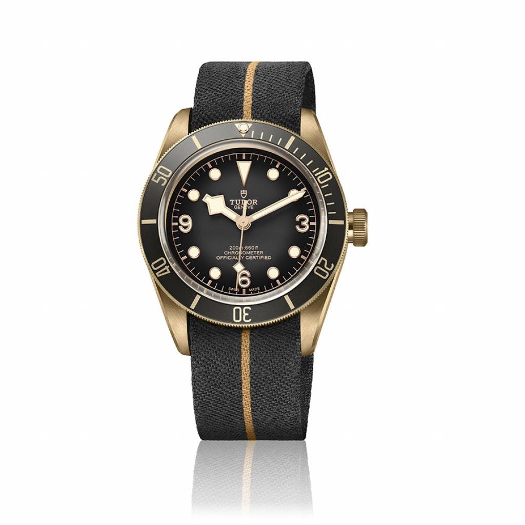 Montre Tudor Black Bay Bronze, bracelet en toile, 3830€ chez Hall of Time.