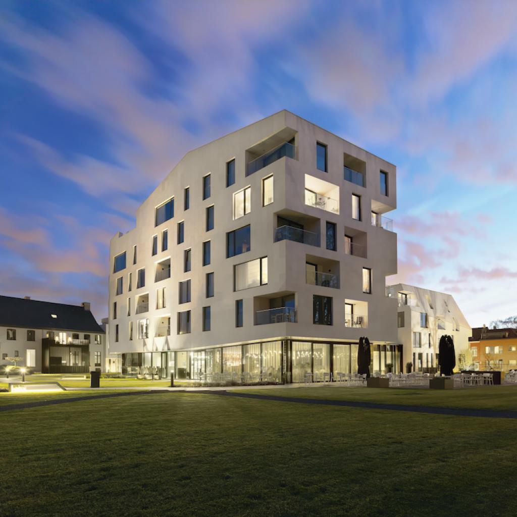 Le bureau anversois Veelaert Architecten a été primé par l’un des deux prix spéciaux pour son projet Annonciaden à Wijnegem, un complexe rassemblant des résidences-service, une crèche, des commerces et des bureaux.
