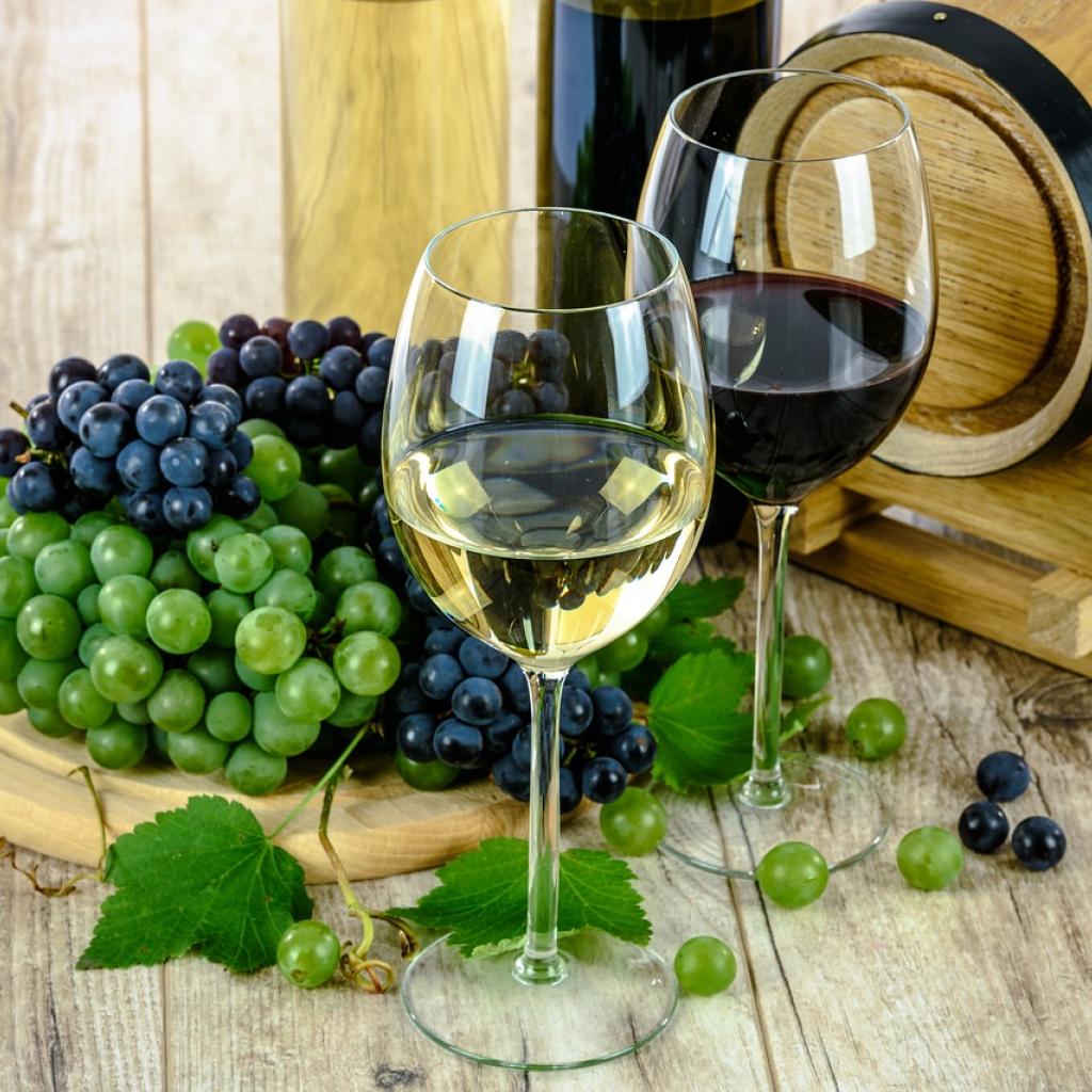 Un vin liquoreux peut monter jusqu’à 180 kcal. A noter que l’ajout de sirop, à forte teneur en sucre, augmente le nombre de calories. 
