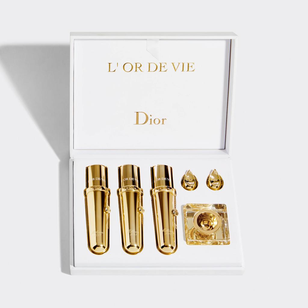 La Cure L’Or de Vie, le soin millésimé le plus luxe de la maison Dior est édité en série limitée dans une formule deux fois plus concentrée. Disponible uniquement sur commande. 2.400€